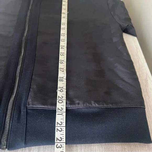 New Balance Determination Reversible Jacket Size Medium - Picture 14 of 14